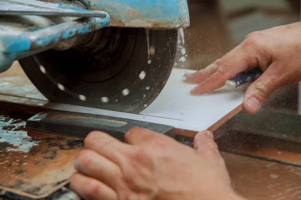 Lavoratore Uomo Segare Piastrelle Ceramica Lavori Costruzione Piastrelle Piastrelle Con — Foto Stock