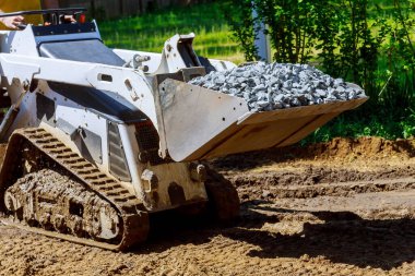 Buldozer çakıl taşlarını hareket ettiriyor inşaat malzemesi ekipmanları yapıyor
