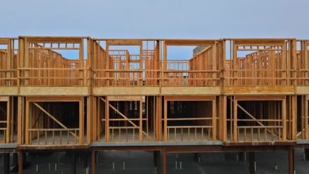 Onafgewerkt hout framing complexe bouwplaats met houten frame van stedelijk appartement — Stockvideo