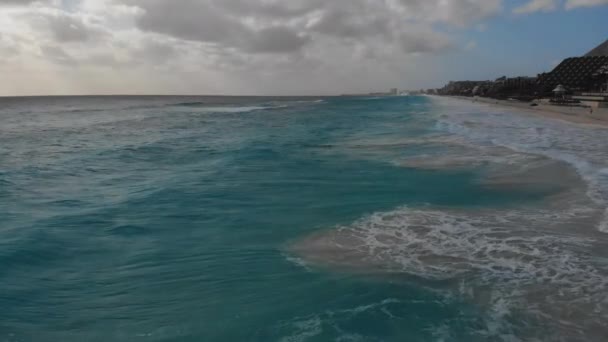 Meerblick Strandküste als türkisfarbenes Meeresbild aus der Luft — Stockvideo