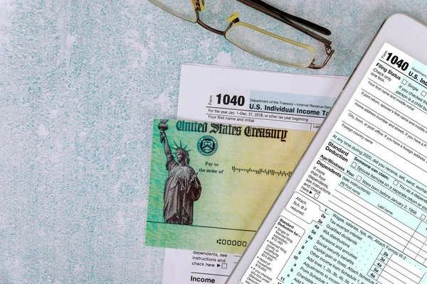 애플리케이션 Stimulus Economic Tax Return Check 1040 Individual Income Tax — 스톡 사진
