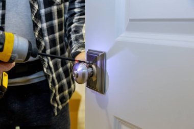 Bir apartmanın iç ahşap kapı kilidine marangoz yerleştirilmiş.