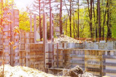 Evin temelinde metal işlemeli beton şerit var.