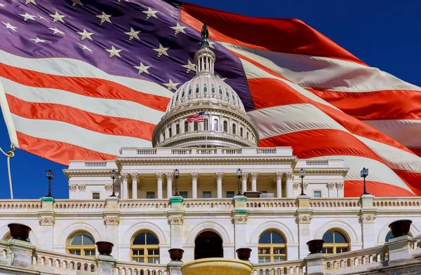 Cúpula Edifício Capitólio Dos Eua Washington Com Bandeira Americana — Fotografia de Stock