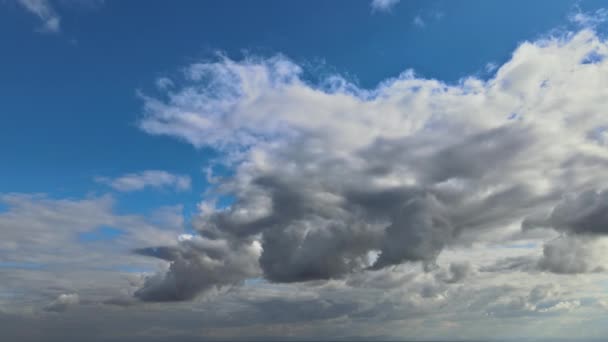 Langzaam bewegende witte wolk in horizon zomer helder blauw wispy hemel bij zonnig zonlicht mooi ontspannen wolkenlandschap timelapse — Stockvideo