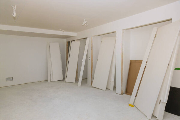 Подготовка интерьера в новом доме деревянные двери укладчика ожидания установки