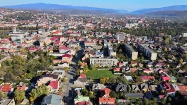 Transcarpathia 'daki tarihi şehir Uzhgorod' un hava manzarası. Panorama manzaralı eski binalar.