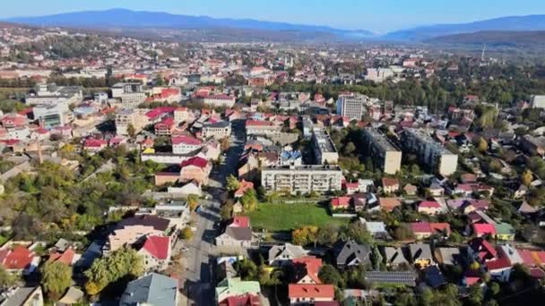 Luchtfoto van de historische stad Uzhgorod, gelegen in Transcarpathia oude gebouwen in het panorama uitzicht — Stockvideo