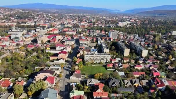 Widok z lotu ptaka zabytkowego miasta Użgorod, położony w Zakarpaciu starych budynków w panoramie — Wideo stockowe