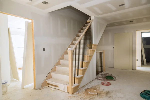 建設アパートの下で修理のための新しい家のインストール材料 — ストック写真