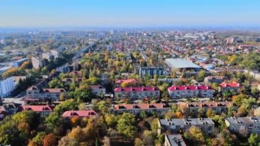 Eski şehir Uzhgorod 'dan Panorama Manzarası, Transcarpathia güneşli gününde tarihi bir çatı