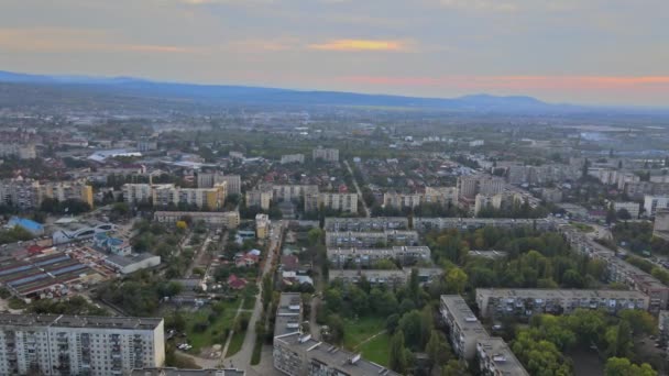 Вид згори на панораму на місто на даху Ужгород Україна — стокове відео