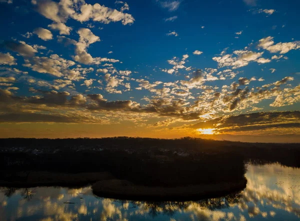 Büyük Güzel Güneş Işınları Turuncu Günbatımı Gökyüzü Dramatik Günbatımı Bulutlar — Stok fotoğraf