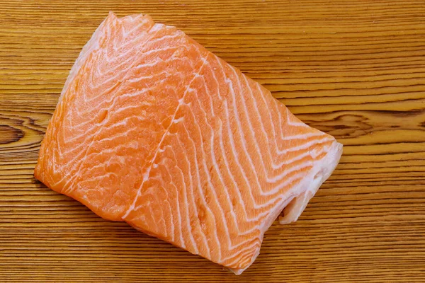 木のまな板の上でおいしい魚の肉のサーモンの新鮮な切り身 — ストック写真