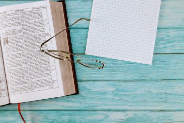 07 HAZİRAN 21 New York ABD 2021: Tahta bir masanın üzerinde duran Kutsal Kitap