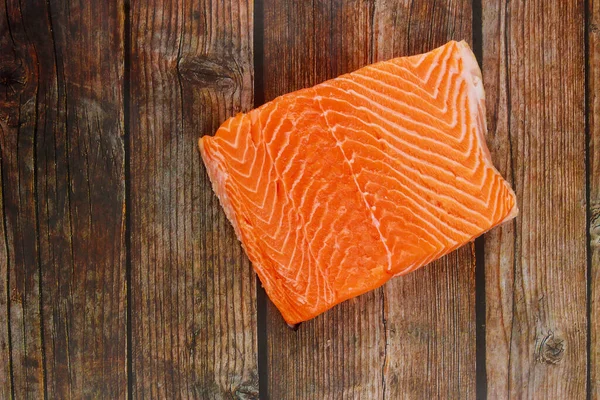 Delicioso Filete Fresco Pescado Salmón Crudo Una Tabla Madera —  Fotos de Stock