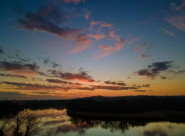 Barevný Dramatický Západ Slunce Obloha Jasný Horizont Hořící Oblohy Mraky — Stock fotografie