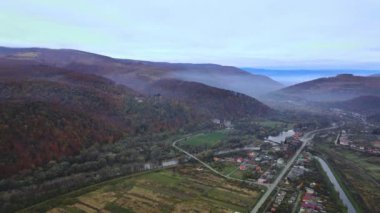 Sis ormanı boyunca güzel bir sabah sonbahar vadisi köyü Karpatlar Ukrayna
