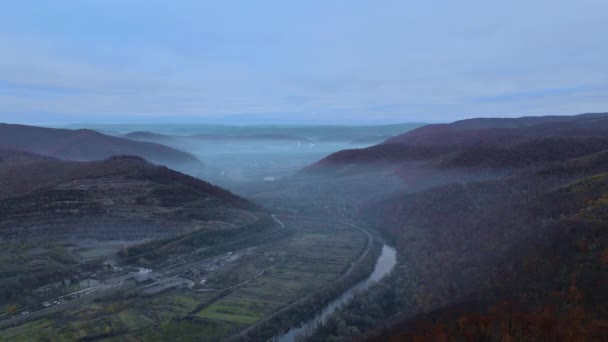 Prachtige ochtend door mist bos berg herfst vallei landschap Karpaten Oekraïne — Stockvideo