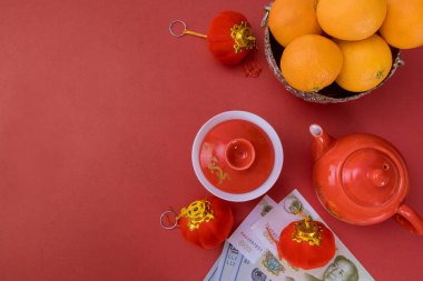 Çin Yeni Yılı 'nı portakal meyvesi ve Çin Yuan banknotlarıyla kutlayın.