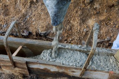 Beton inşaat müteahhitleri kaldırım döşüyorlar, yeni bir şehir caddesi projesine kaldırım döşüyorlar.