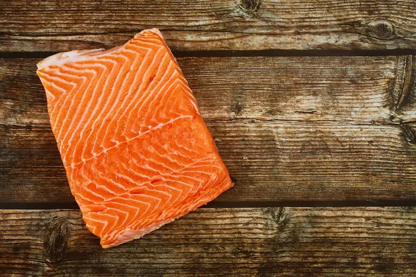 Filete Pescado Fresco Salmón Crudo Una Tabla Madera —  Fotos de Stock