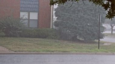 Yağmurlu hava manzaralı gölet şehri, çeyrek sokak yağmuru.