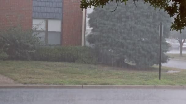 Вид на дощову погоду Калюжа місто житлового кварталу вуличний дощ — стокове відео