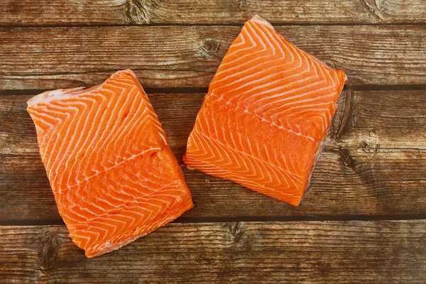 木の板の上に新鮮な生鮭のステーキ — ストック写真