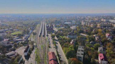 Uzhgorod şehrinin Zakarpattya kentindeki Uzhgorod tren istasyonu yerleşim bölgesinde uçuyor.