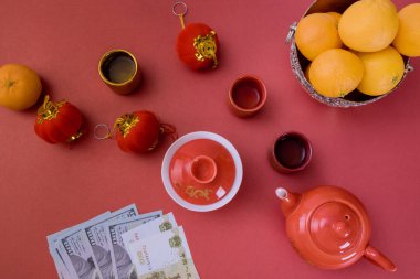Çin yin ve yang tılsımı kırmızı Ang Pau para paketi, Çin yılbaşı süslemeleri, Amerikan doları parası ve mandalina çayı