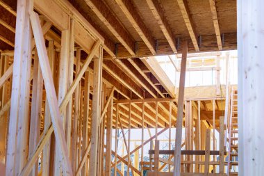 Yeni ev ahşap iskeletiyle döşenmiş bir çerçevenin içindeki inşaat evi.