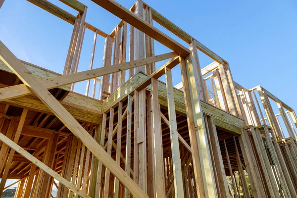 Çerçevelemeden oluşan konut duvarının bitmemiş görüntüsü