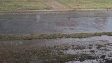 Yağmur birikintisi şehrindeki ıssız evlerin yağmurlu manzarası