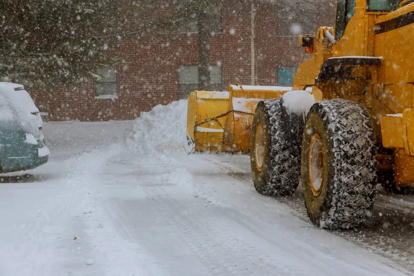 Трактор Очищает Снега Снежные Бури После Уборки Снега — стоковое фото