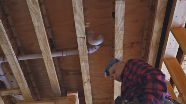Loodgieter lijm witte pijp, een mount nieuwe kunststof afvoer op nieuw huis — Stockvideo