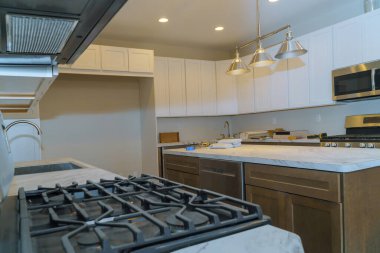 Mutfaktaki yeni mobilyaların geliştirme görünümünü kaldır