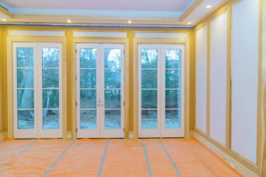 Boş bir apartman dairesi tadilatı var. İnşaat halindeki yeni evi yeniliyor.