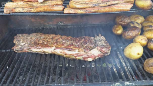 Costelas de porco churrasco, batatas grelhadas com bacon saboroso — Vídeo de Stock