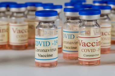 Coronavirus aşısı cam kaplar SARS-COV-2 COVID-19 Coronavirus salgınında savaşmak için.