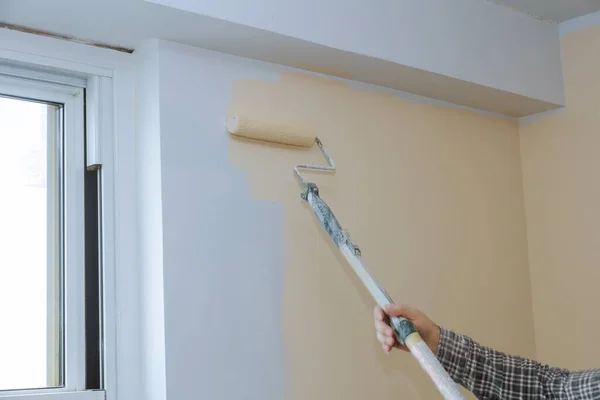 Achteraanzicht Van Schilder Verft Muur Met Een Roller Kamer — Stockfoto