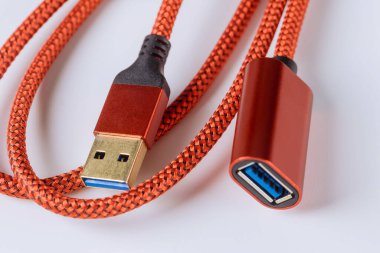 Beyaz üzerine izole edilmiş kırmızı kablo USB3.0 uzantısı