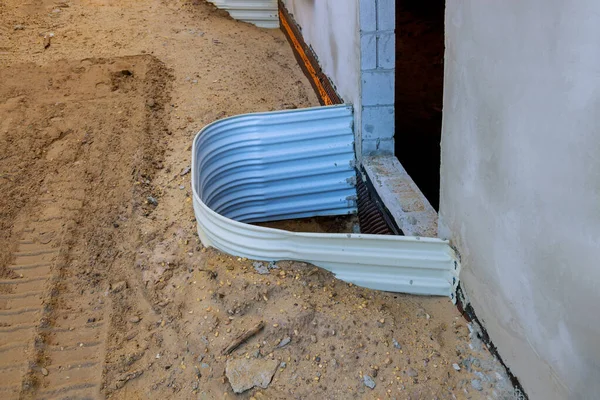 Baumaterialien Von Einem Fensterbrunnen Auf Kellerkonstruktion Vom Fenster Bis Zum — Stockfoto