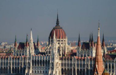Tarihi Eski Şehir 'in çatılarının manzarası Budapeşte Macaristan' ın Macar parlamentosunun yüksekliği.