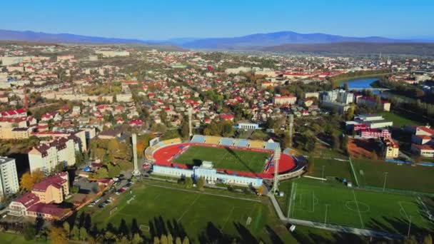 Letecký pohled na stadion Avanhard v Uzhgorodu na rezidenční čtvrti Zakarpattya — Stock video
