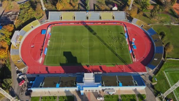 Uzhhorod Zakarpattya Ukrayna 'daki futbol sahasının hava manzarası üzerinde karantina salgını sırasında izleyicisi olmadan futbol oynayan Avanhard futbol stadyumu. — Stok video