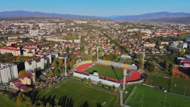 Vista aérea del estadio Avanhard en Uzhgorod con jugar al fútbol sin espectadores durante la pandemia de cuarentena COVID-19 en Zakarpattya — Vídeo de stock