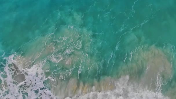 Καλοκαίρι θαλασσογραφία από την ακτή του αέρα με τα κύματα ως φόντο μπλε νερό — Αρχείο Βίντεο
