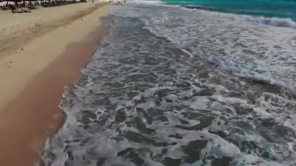 Meerblick Strandküste als türkisfarbenes Meeresbild aus der Luft — Stockvideo