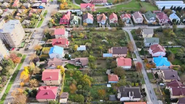 Zona residencial de la ciudad en las casas de paisaje urbano aéreo en la pequeña ciudad en el Uzhhorod Ucrania Europa — Vídeos de Stock